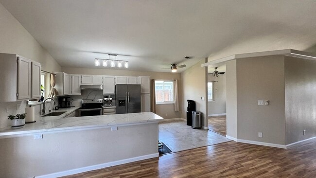 Building Photo - 2170 Cerra Vista Dr