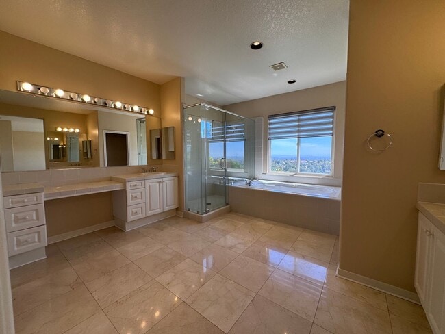 Building Photo - Stunning Home with Panoramic Views in Port...