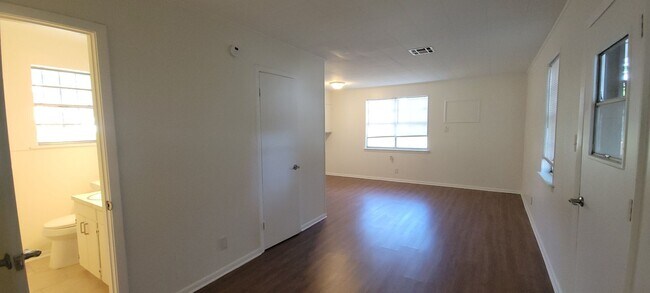 Building Photo - Great 3 bedroom/2 bath home with Oven, Refrigerator, Garage, Central Air & Heat!