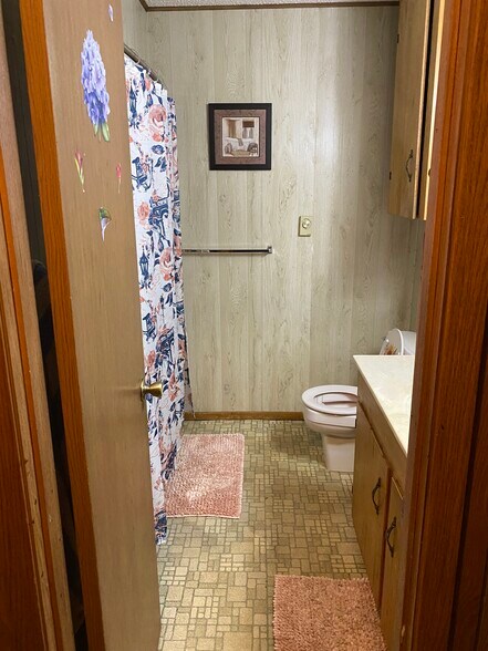 Building Photo - 218 Redbud Ln