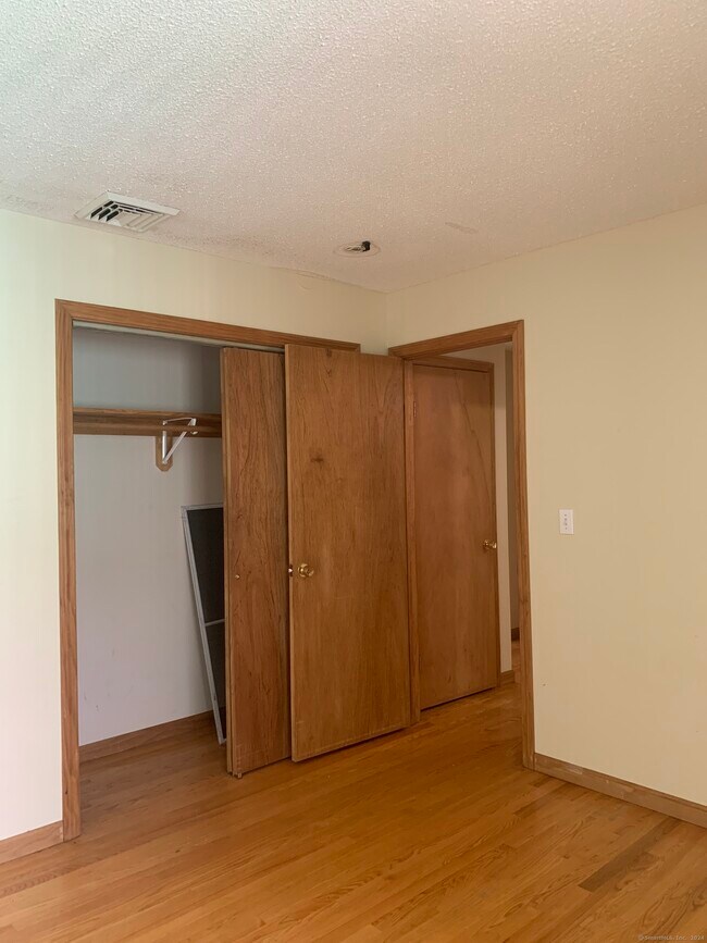 Building Photo - 30 1/2 Mallory St