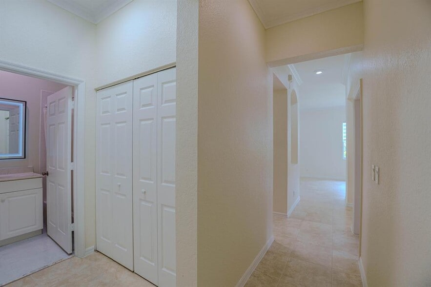 Building Photo - 5733 NW 119th Dr