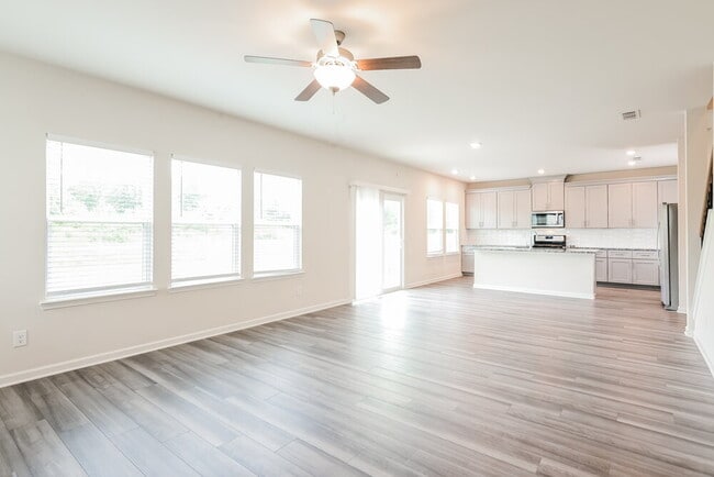 Building Photo - 5834 Un Grv Dr