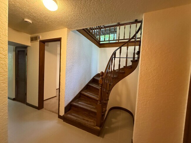 Building Photo - 3 Bed 2.5 Bath in the Heart of Bellevue