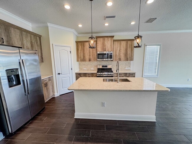Building Photo - Nearly new 3 bedroom 2 bath home with an a...