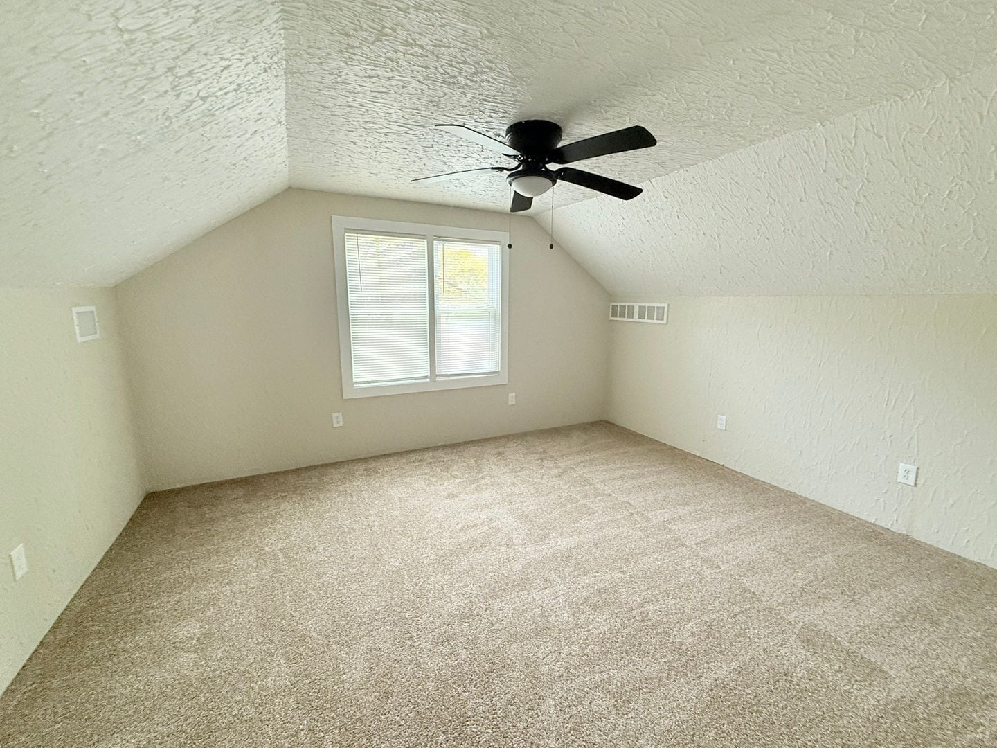 Building Photo - This beautifully updated 3-bedroom, 1-bath single-family home is ready for move-in!