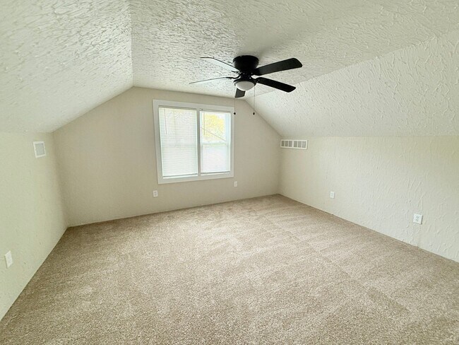 Building Photo - This beautifully updated 3-bedroom, 1-bath...