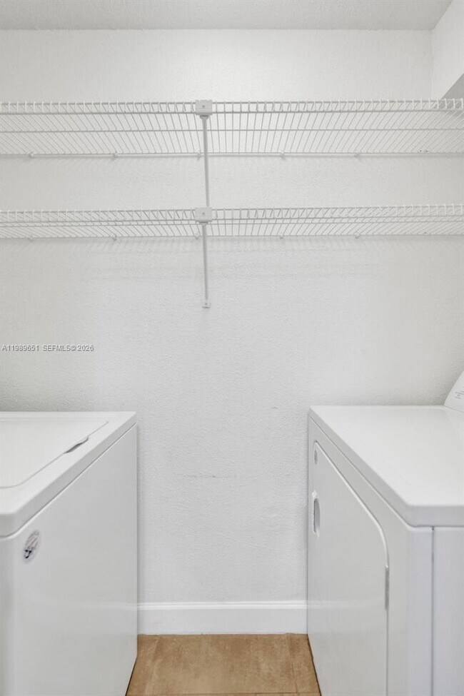 Building Photo - 949 Riverside Dr