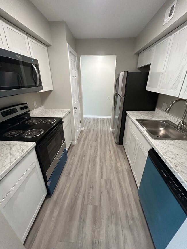 Building Photo - Spacious Top Floor 3-Bedroom, 2-Bath Remod...