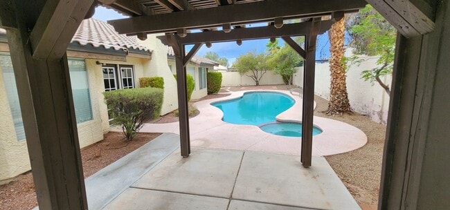 Building Photo - Well Maintained Single Story Pool Home in ...