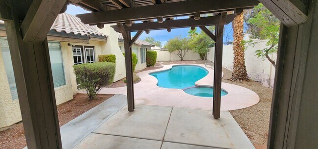 Building Photo - Well Maintained Single Story Pool Home in a great location!