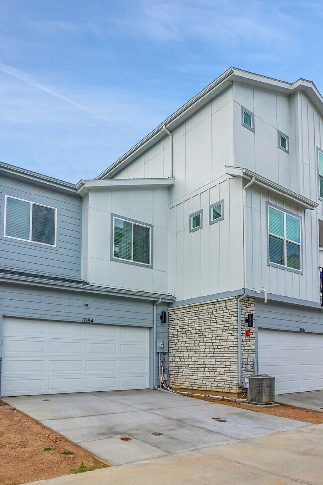 Building Photo - $2,350- 3 Bed 2.5 Bath Townhome in CO Springs with Central AC, and In Unit Laundry!