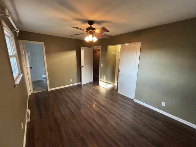 Building Photo - 2301 Oak Park Dr