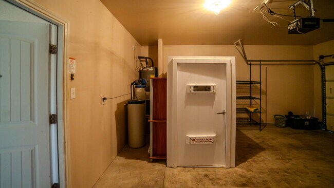 Building Photo - "Spacious 4-Bedroom Home with 3.5 Bath, Gr...
