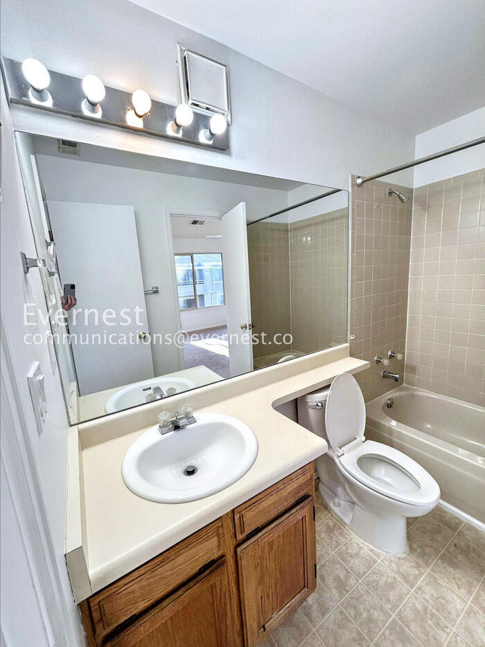 Building Photo - 3700 Iguana Dr