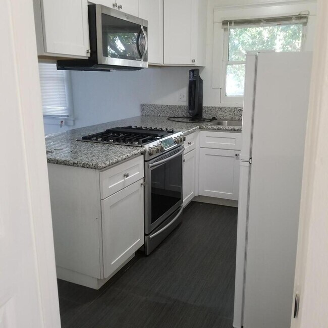 Kitchen - 4030 E Vermont St