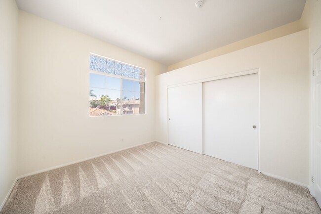 Building Photo - 4 Bedroom View Home in Emerald Heights | 3-Car Garage | Guard Gated Community