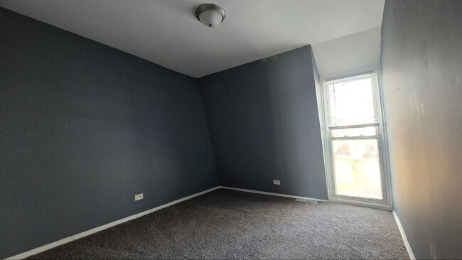 Building Photo - Spacious 3BR / 1.5BA Single-Family Home in Chicago – Available January 19