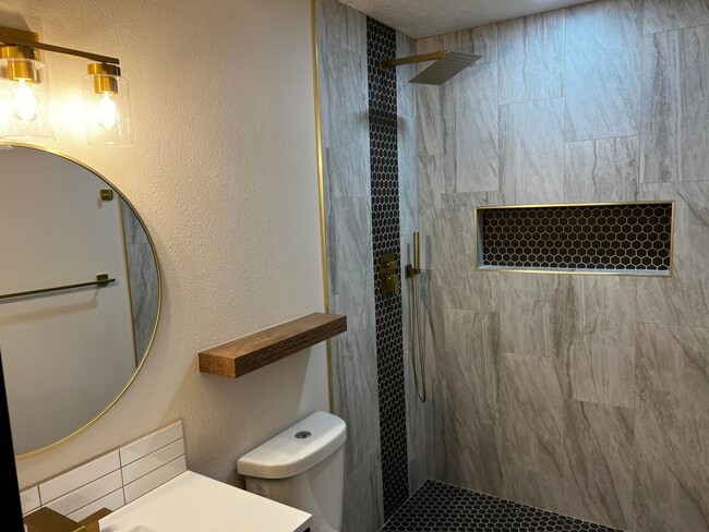 Building Photo - 905 La Charles Dr NE