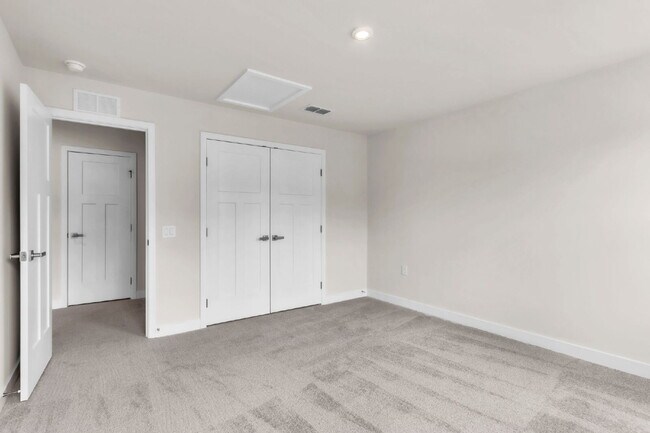 Building Photo - Modern New, Never Lived-in 3BR/2.5BA Townh...