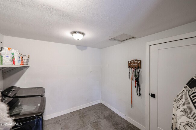 Building Photo - 3520 E Ludlow Dr