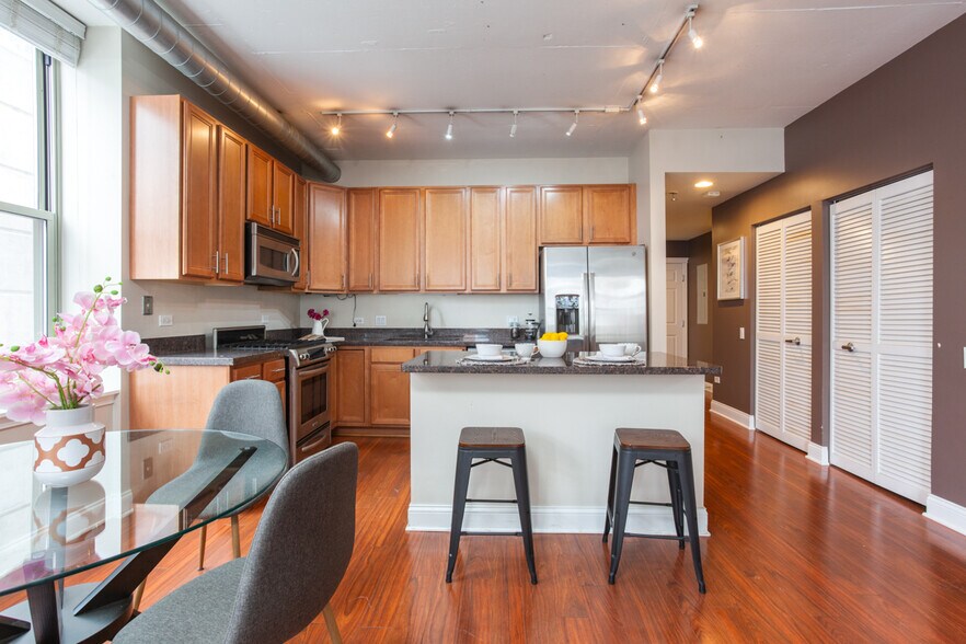 Building Photo - 1001 W Madison St