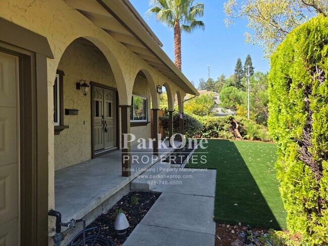 Building Photo - 1501 Fieldcrest Dr