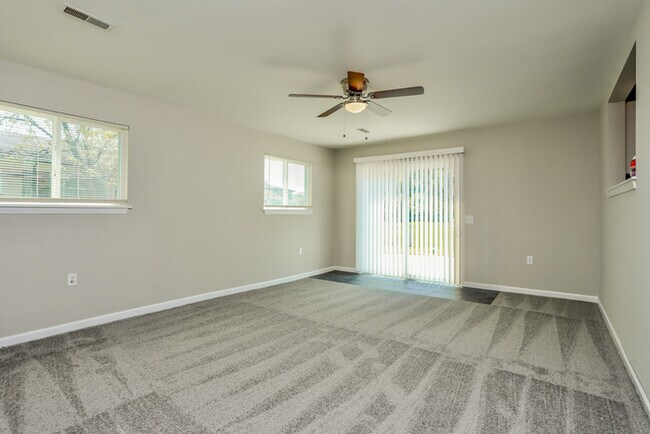 Building Photo - Fantastic 3bd/2ba home! Coming soon!