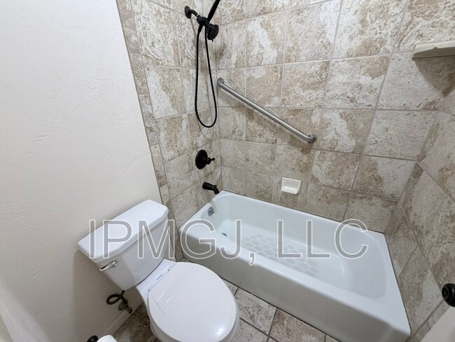 Building Photo - 3150 Lakeside Dr