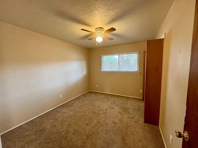 Building Photo - Centrally Located 3bed 2bath!