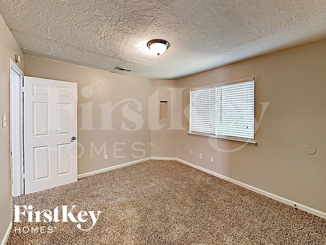 Building Photo - 2106 Hazyknoll Ln