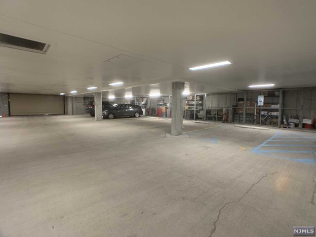 Building Photo - 910 Four Seasons Ln