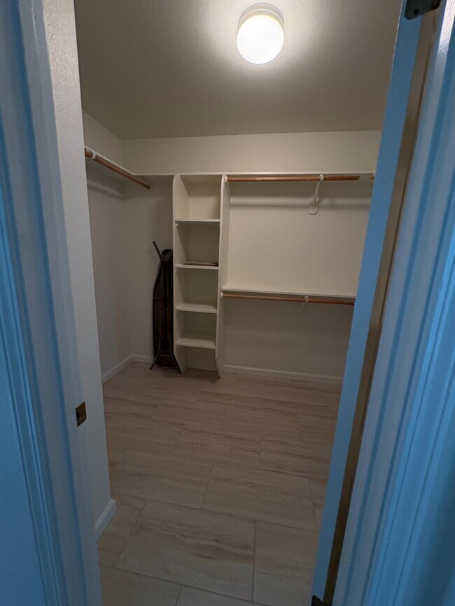 Building Photo - 3437 Greenfield Ave