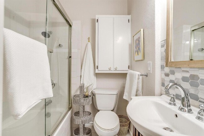 Building Photo - Charming 2-Bed, 2-Bath Gem with Granite Co...
