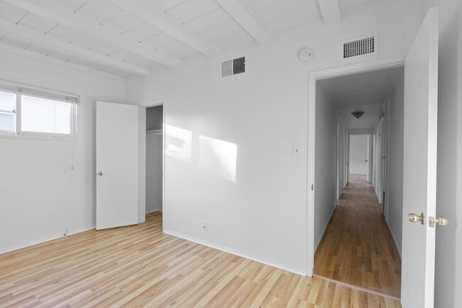 Building Photo - 15826 Magnolia Blvd