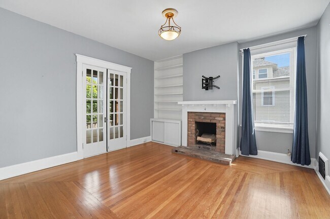 Building Photo - 6 Bed/3 Bath Remodeled Hyde Park Home w/Ce...