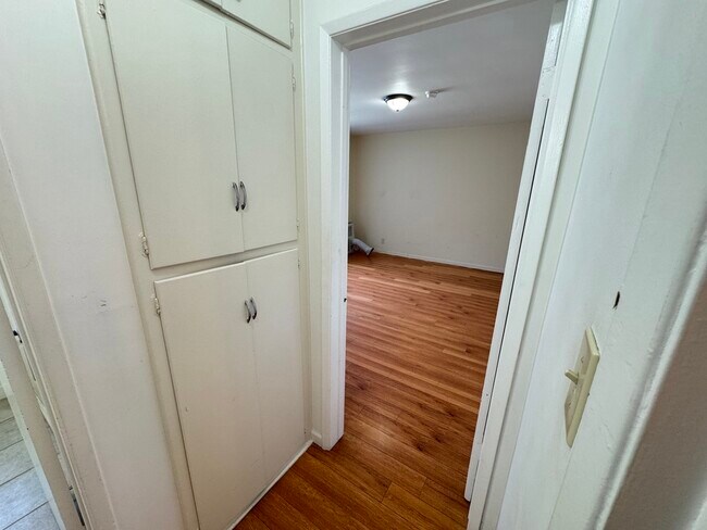 Building Photo - 521 S Manhattan Pl