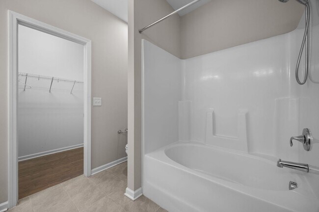 Building Photo - Gorgeous and Spacious 3 Bedroom Townhome, ...