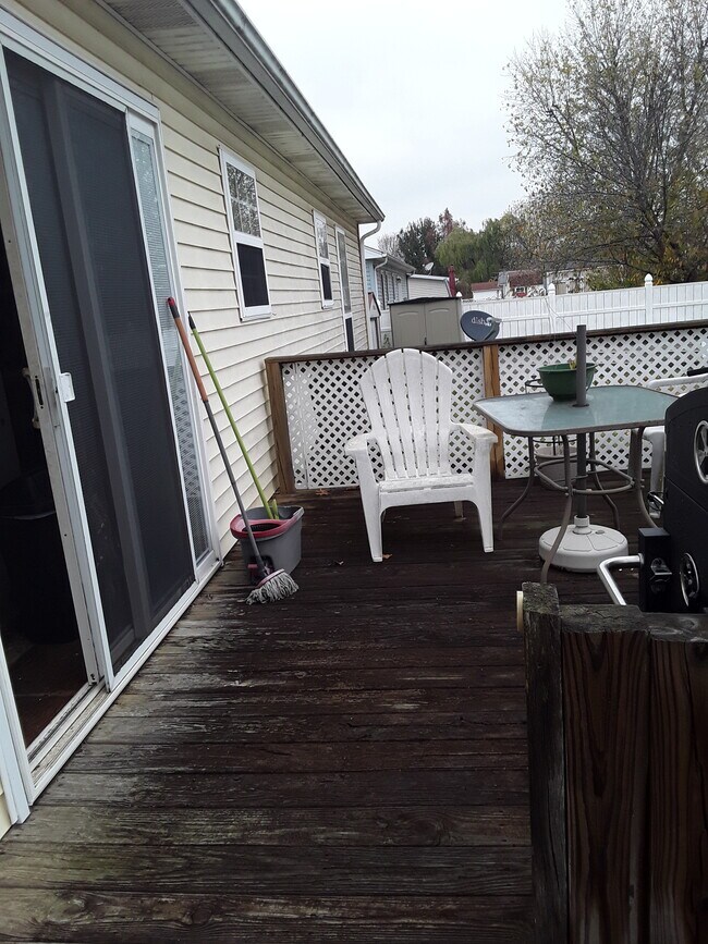 Building Photo - 1211 Redbud St