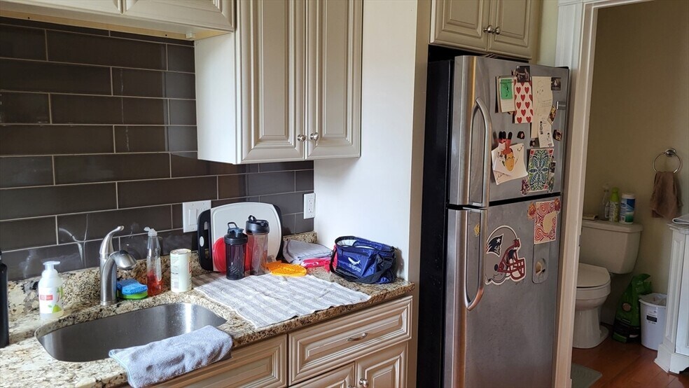 Building Photo - 12 Linden St