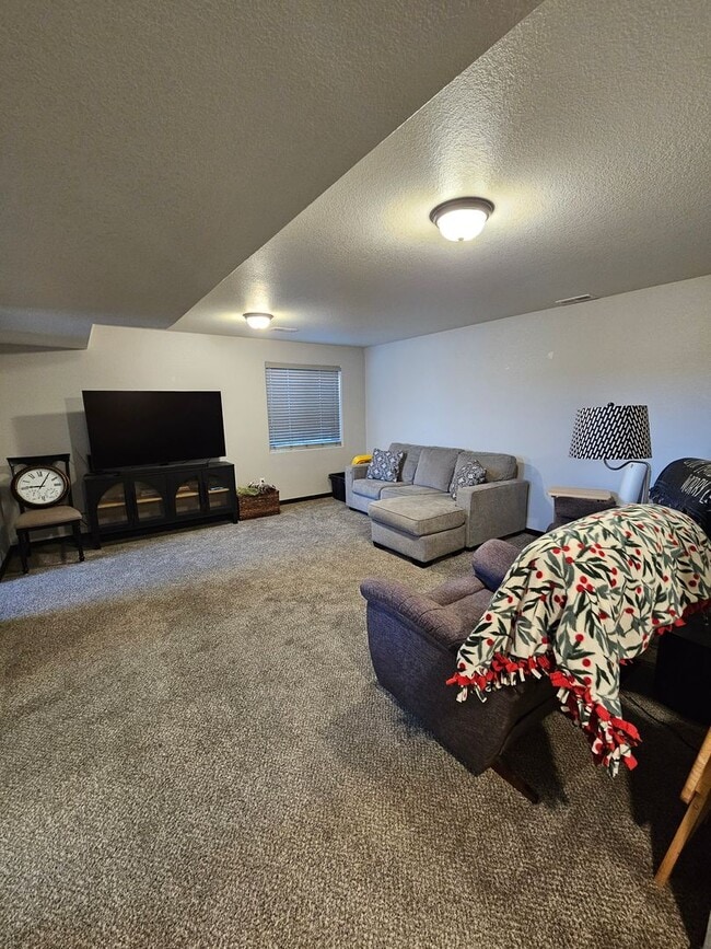 Building Photo - 4 BED | 2 BATH | DOUBLE GARAGE | RAPID VALLEY