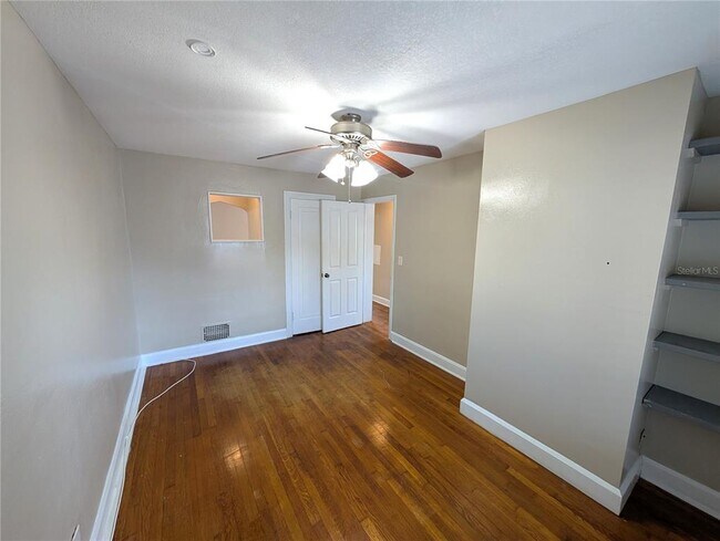 Building Photo - 520 11th Ave N