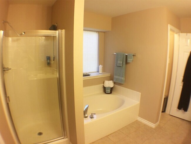 Building Photo - 5912 Meadowglen Dr
