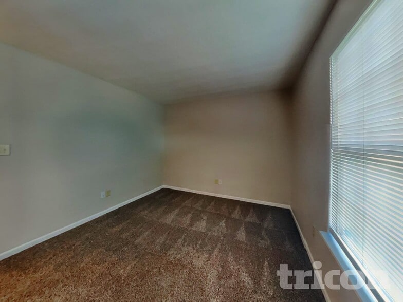 Building Photo - 8623 Robin Run Way