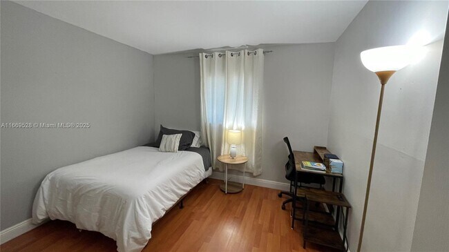 Building Photo - 840 Pine Dr