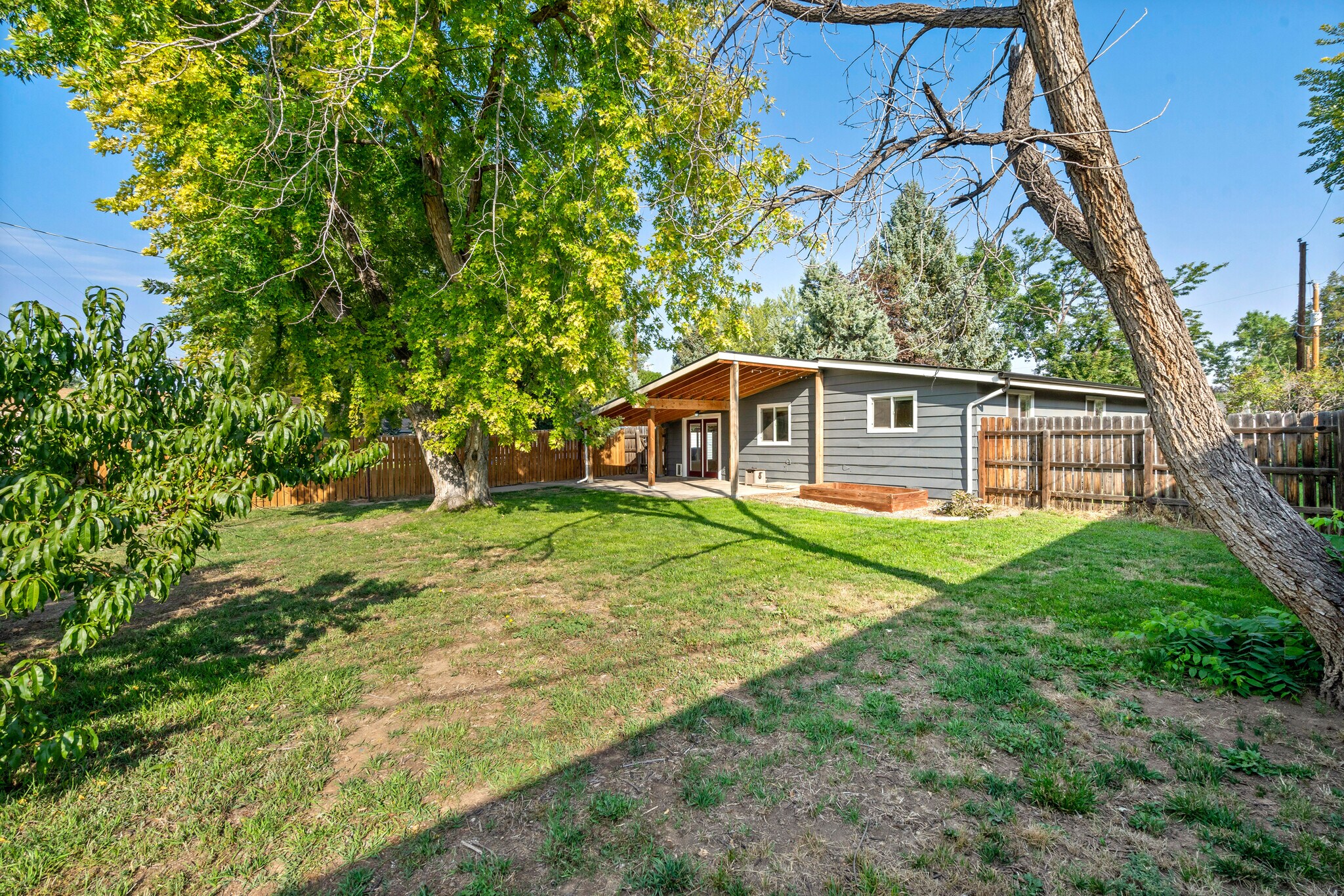 Building Photo - 1204 W 10th St