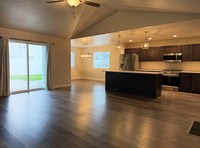Building Photo - Beautiful Kalispell Home