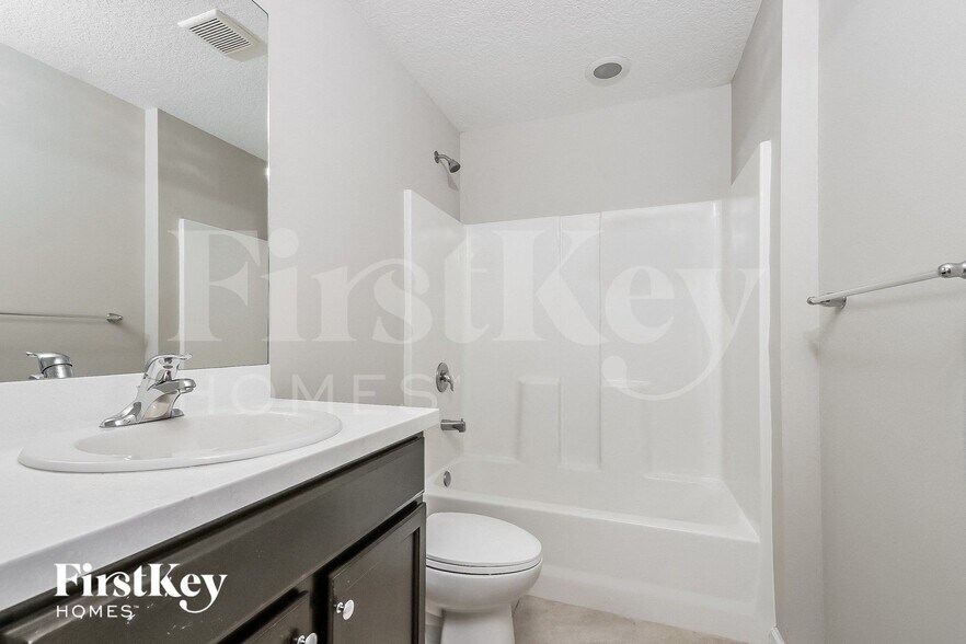 Building Photo - 623 SW Homeland Rd