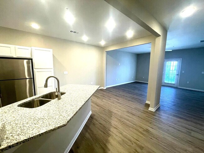 Building Photo - 300 Willow Grv Wy