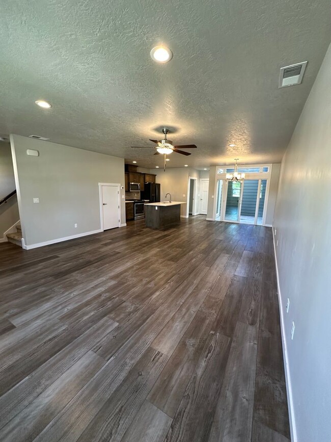 Building Photo - Modern Townhome Near Eagle Greenbelt..3-be...